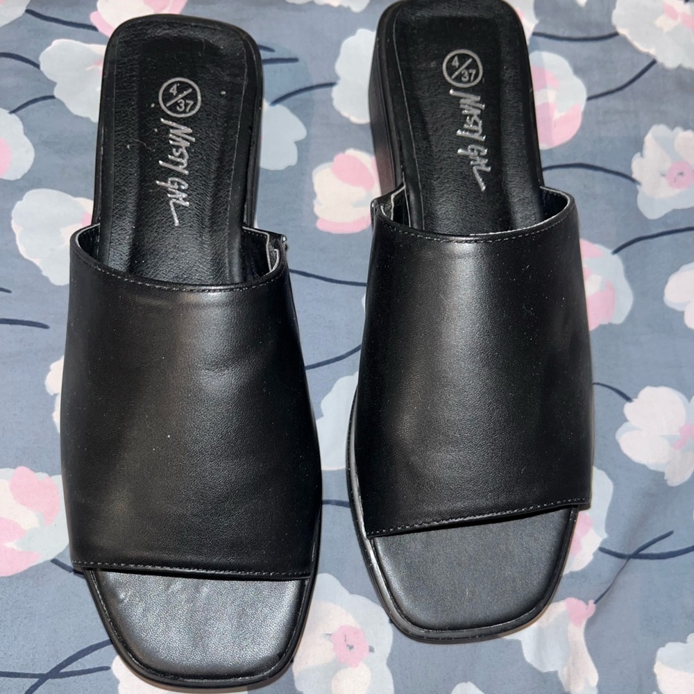 Super cute platform sandals !